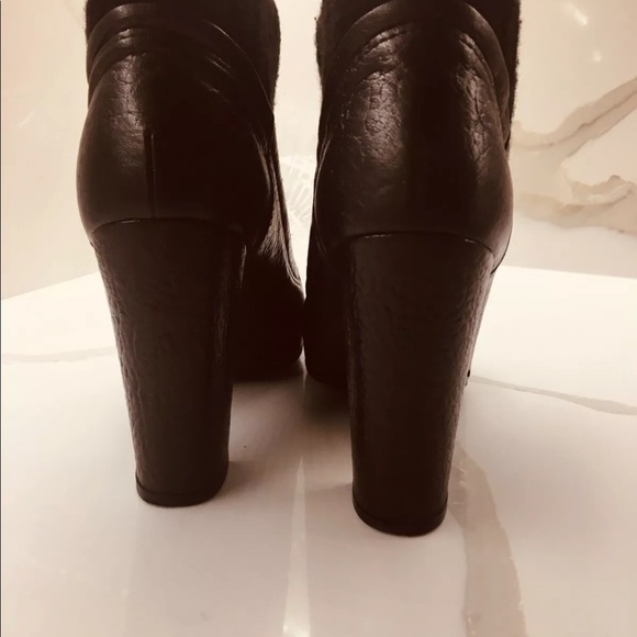Chanel Pebbled Leather Ribbed Knit 'CC' Boots 39.5 - Picture 4 of 11